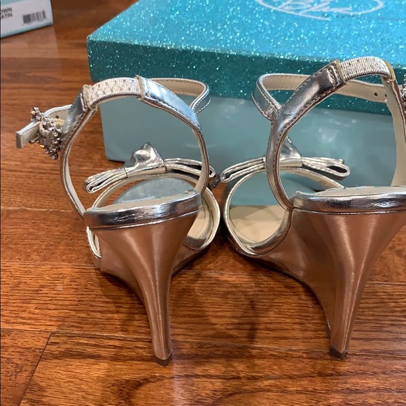 Betsy Johnson Silver Metallic Wedge size 6 - Picture 6 of 7